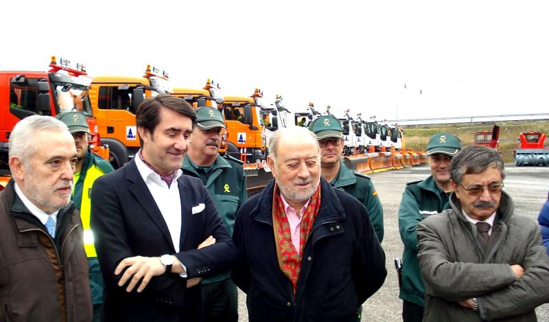 El delegado del Gobierno en Asturias y el subdelegado del Gobierno en León visitaron y comprobaron la flota de maquinaria y efectivos humanos con los que cuenta AUCALSA para afrontar la campaña invernal en la autopista del Huerna.