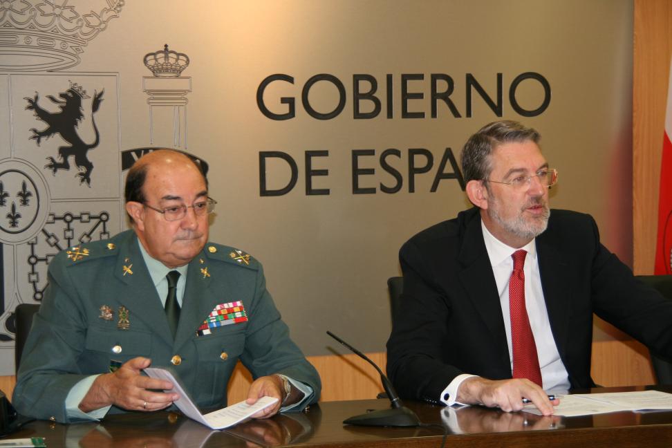 El Teniente General Atilano Hinojosa y el delegado del Gobierno Agustín Ibáñez