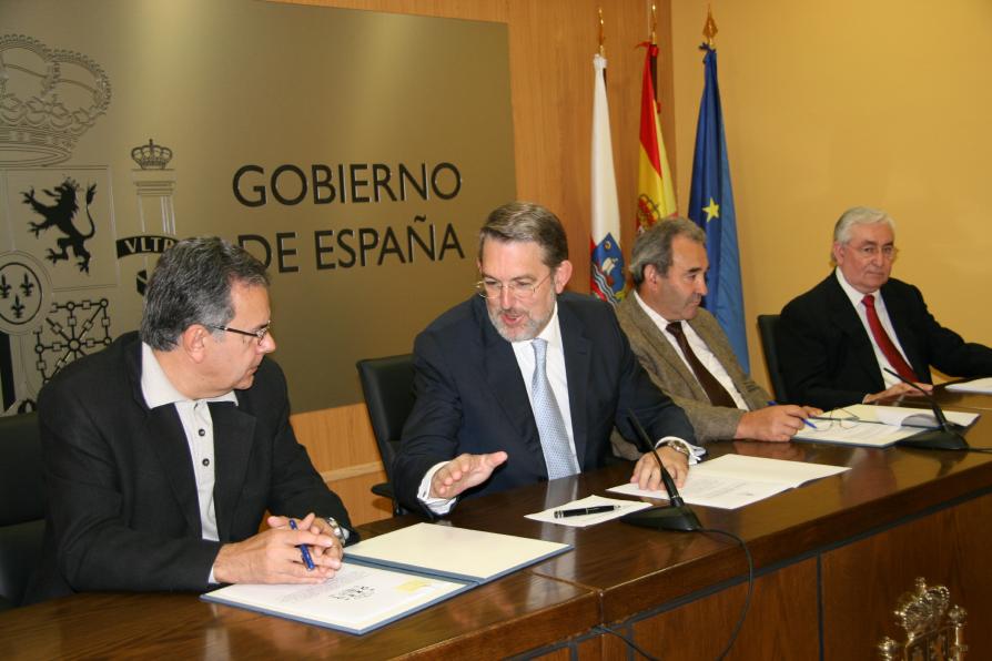 De izquierda a derecha, el alcalde de Medio Cudeyo, el delegado del Gobierno, el alcalde de Liendo y el jefe de la Demarcación de Carreteras de Cantabria.