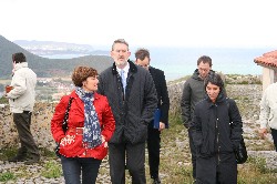 El delegado del Gobierno, la alcaldesa de Santoña, arquitectos del proyecto y representante del Ministerio de Vivienda en el Fuerte El Mazo.