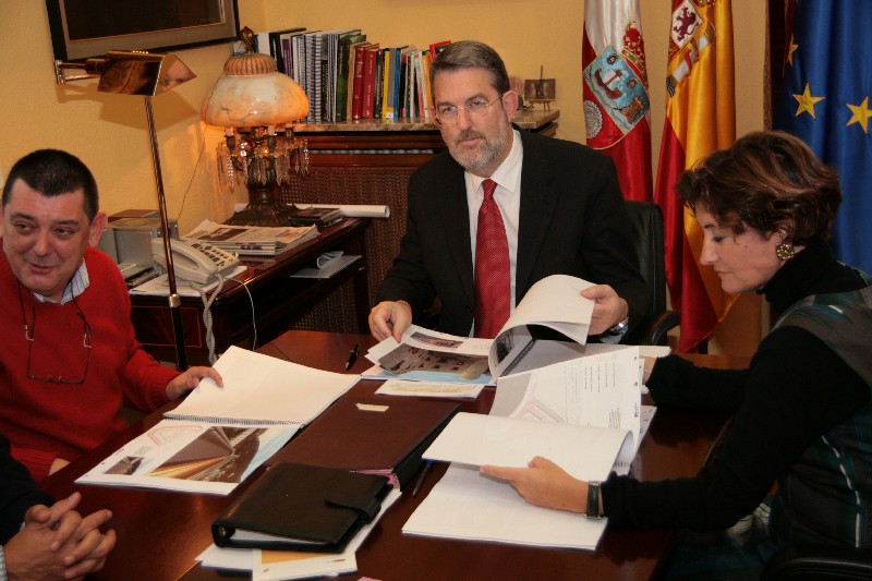 El delegado del Gobierno y la alcaldesa de Santoña.