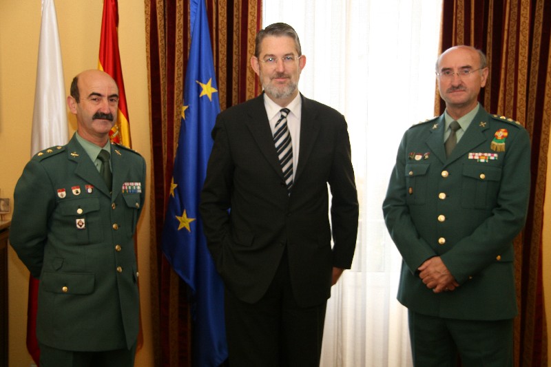 El delegado del Gobierno acompañado, a la derecha, por el coronel director de la Academia de Oficiales de la Guardia Civil, y por el teniente Coronel de Cantabria, Juan Airas.