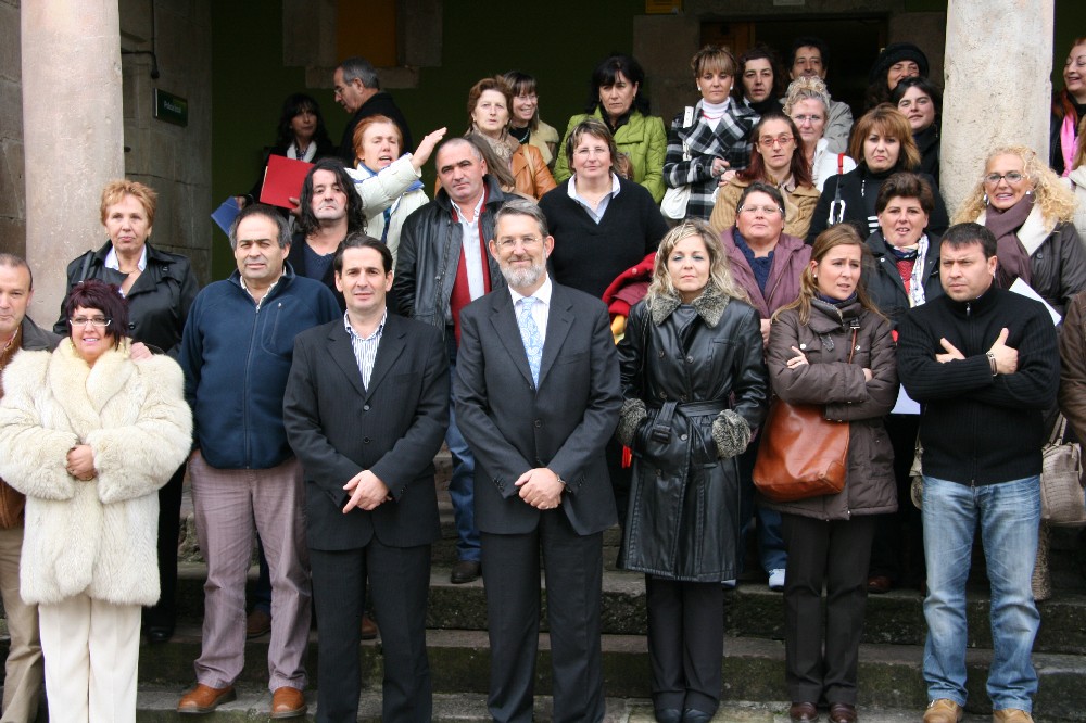 El delegado del Gobierno en Cantabria, el alcalde de cartes y la concejal de tapia de casariego, delante en el centro, junto a las alumnas y alumnos del taller clausurado