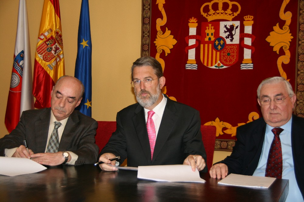 El delegado del Gobierno en el centro, a la izquierda el alcalde de Rasines, y a la derecha el jefe de la Demarcación de Carreteras de Cantabria