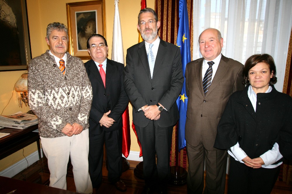 El delegado del Gobierno, en el centro, acompañado por representantes de la Asociación de Jueces de Paz.