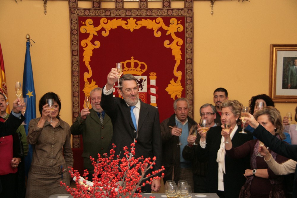 El delegado del Gobierno brinda junto a numerosos funcionarios de la Delegación del Gobierno en Cantabria.