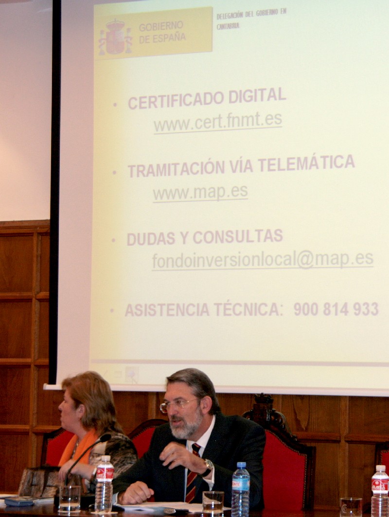 El delegado del Gobierno en Cantabria y la presidenta de la Federación de Municipios de Cantabria en la presentación a  los alcaldes del Fondo Estatal de Inversión Local.