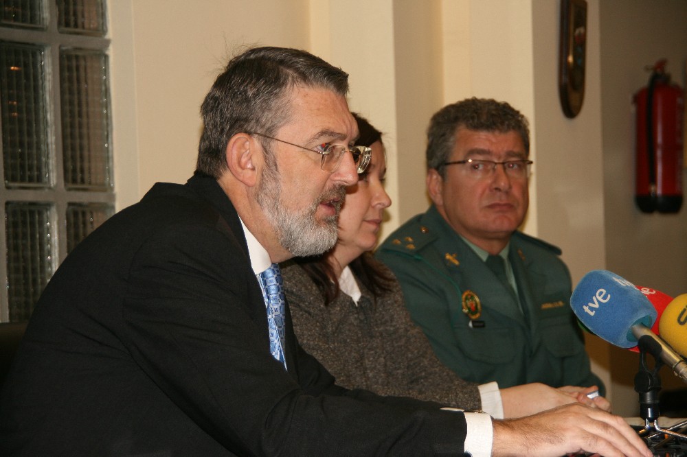 El delegado del Gobierno, acompañado de la jefa accidental de Tráfico y el capitán jefe de la Agrupación de Tráfico de la Guardia Civil de Cantabria.