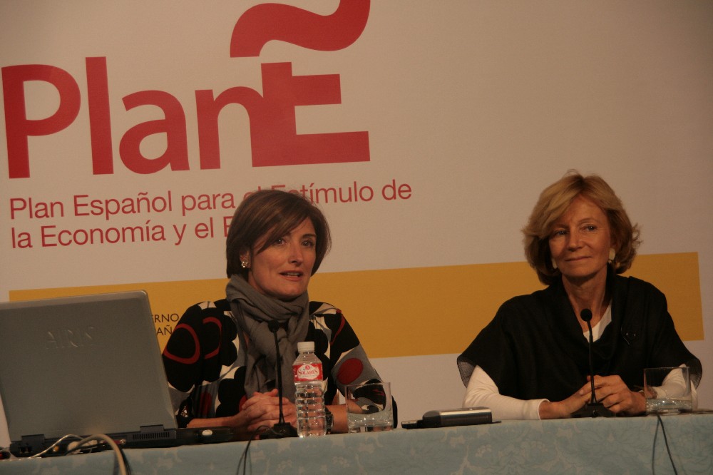 La ministra de Administraciones Públicas, Elena Salgado, junto a la alcaldesa de la población, Puerto Gallego