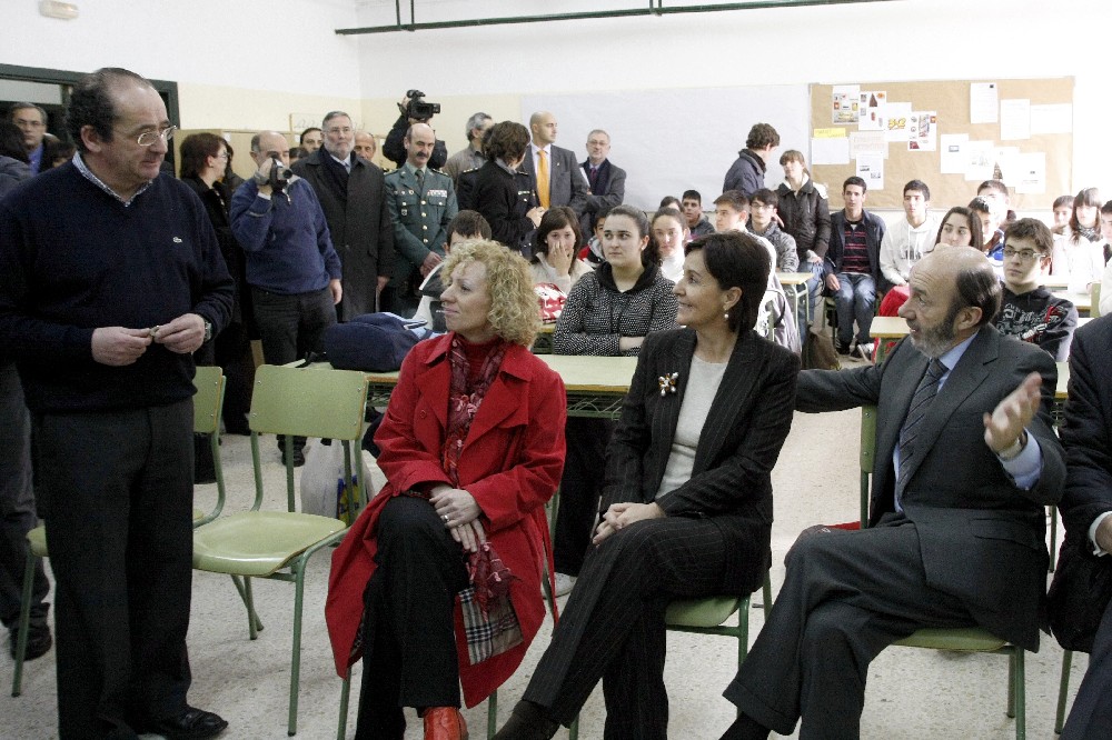 El ministro del Interior, acompañado de la vicepresidenta y la consejera de Educación del Gobierno de Cantabria en un aula del instituto.