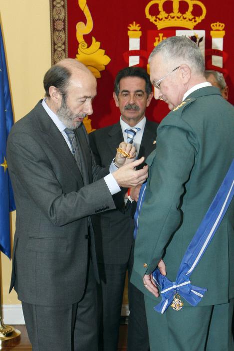 El ministro impone la condecoración al coronel Llinares