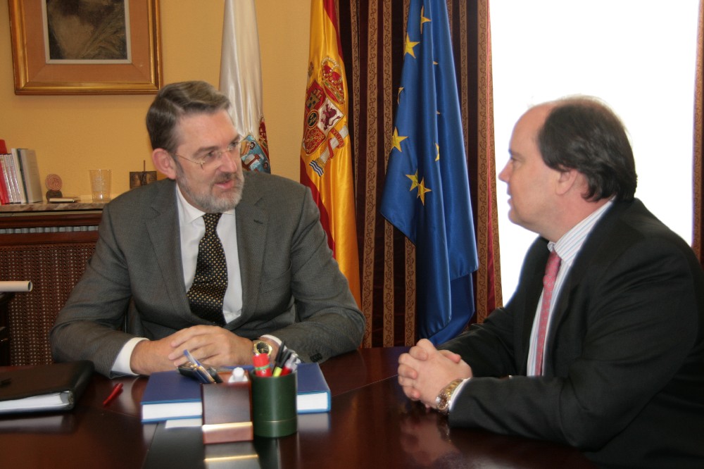 El delegado del Gobierno, a la izquierda, y el presidente de la Confederación Hidrográfica del Ebro.