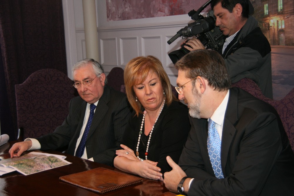 De derecha a izquierda, el delegado del Gobierno, la alcaldesa de Torrelavega y el jefe de la Demarcación de Carreteras