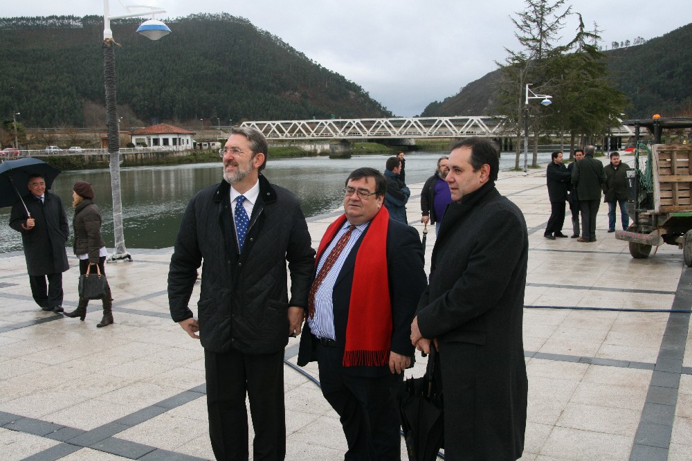 De izquierda a derecha, el delegado del Gobierno, el alcalde de Val de San Vicente y el jefe de la Demarcación de Costas