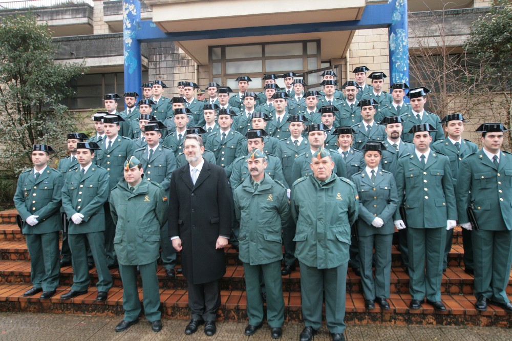 El delegado del Gobierno, el teniente coronel jefe interino de la Guardia Civil y ottros oficiales posan con los guardias.