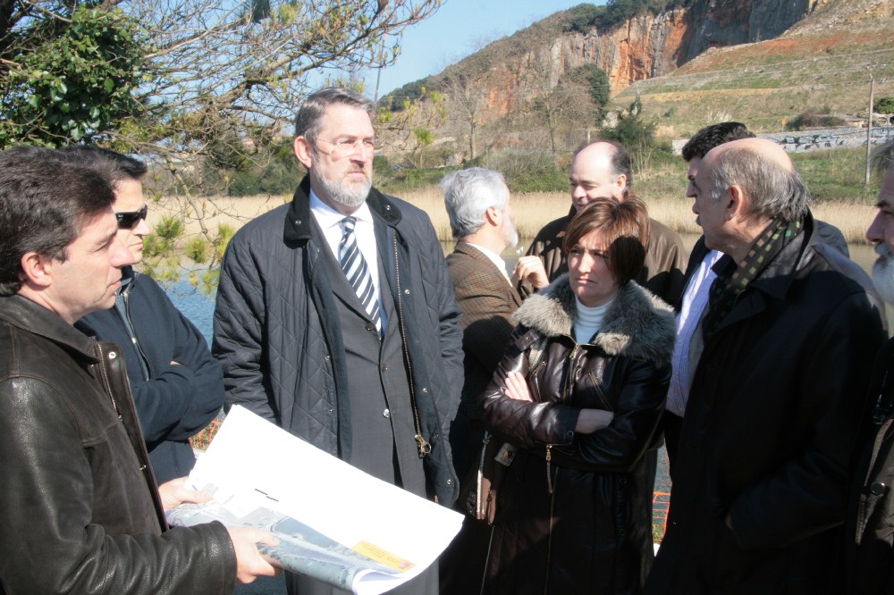 El delegado del Gobierno, en el centro y a la derecha la alcaldesa de Santoña y el consejero de Obras Públicas de Cantabria