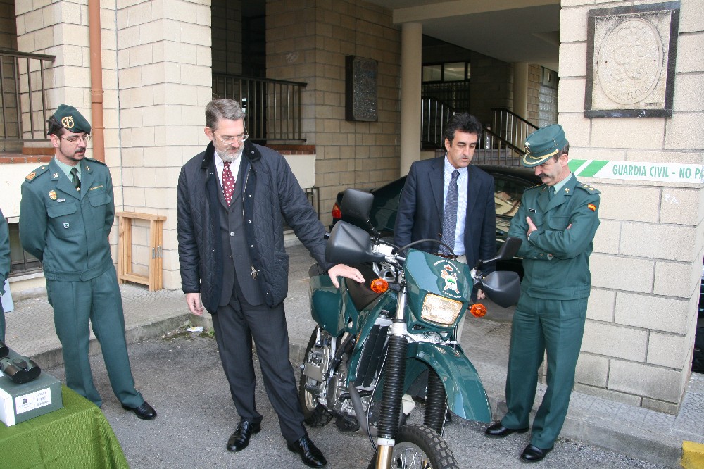 El delegado del Gobierno y el consejero de Medio Ambiente, juntoal teniente coronel jefe interino de la Guardia Civil observan la motocicleta donada al SEPRONA