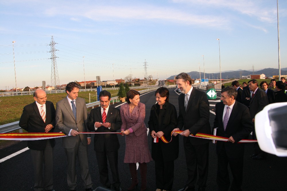 La ministra de Fomento, Magdalena Álvarez, corta la cinta que inaugura el tramo de la Ronda de la Bahía, acompañada de las primeras autoridades de Cantabria
