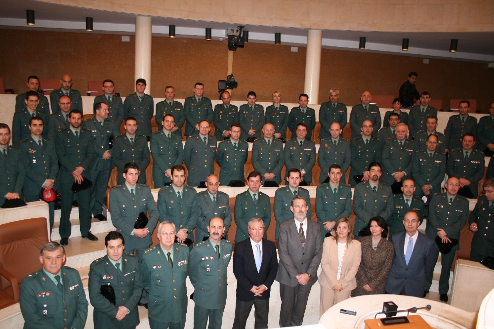 El presidente del Parlamento y el delegado del Gobierno y otras autoridades posan con la representación de la Guardia Civil en el hemiciclo