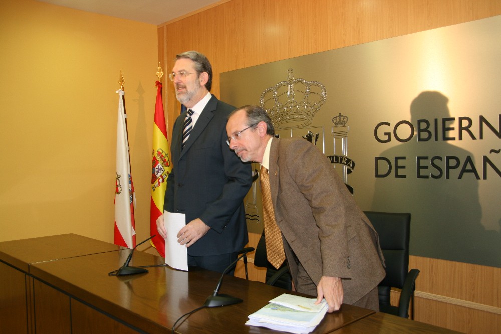 El delegado del Gobierno, a la izquierda, y el presidente de la CHC