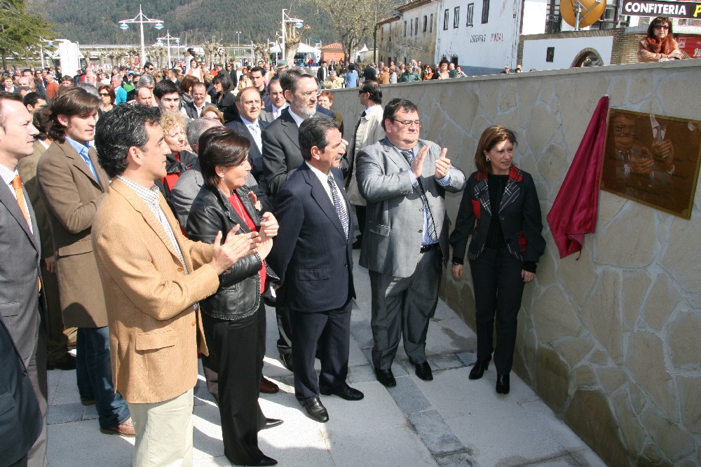 La ministra Elena Espinosa descubre la placa delante del alcalde y otras autoridades