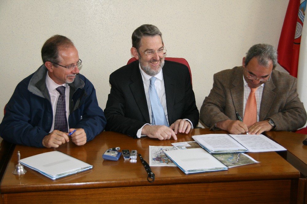 El alcalde, a la derecha, firma el protocolo ante el delegado del Gobierno y el presidente de la CHC, a la derecha 