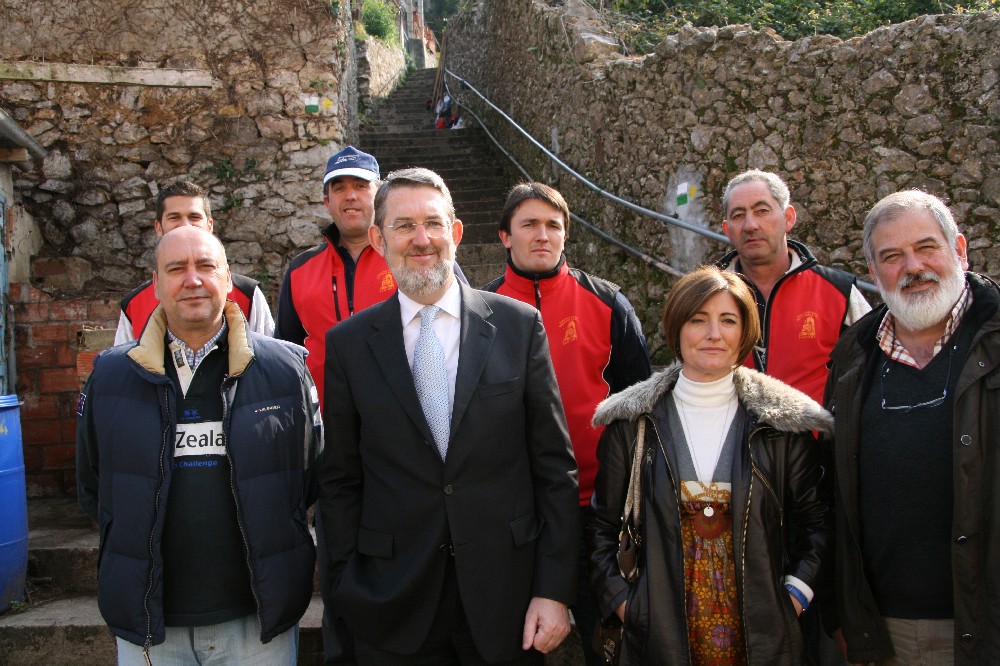 El delegado del Gobierno y la alcaldesa, en el centro, acompañados de otros miembros de la Corporación y trabajadores en el Camino del Salticón.