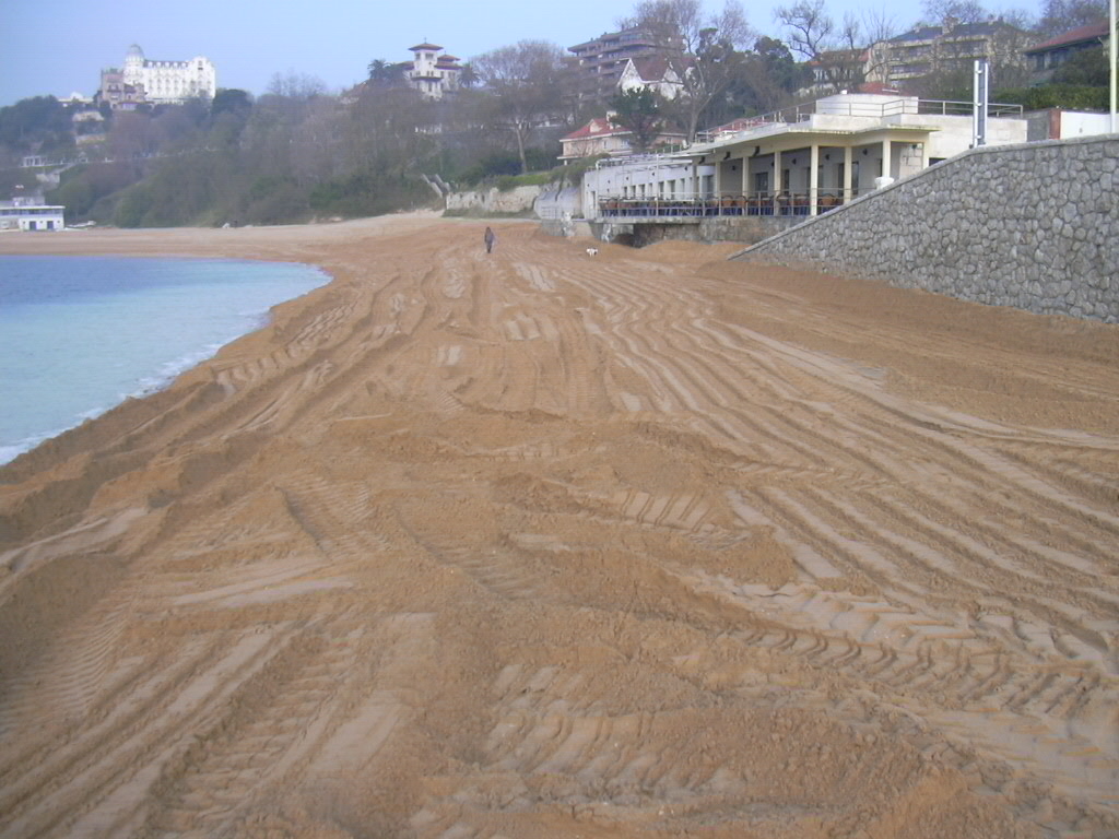 Estado actual de la playa de la Magdalena tras el traslado de arena llevado a cabo por la Demarcación de Costas