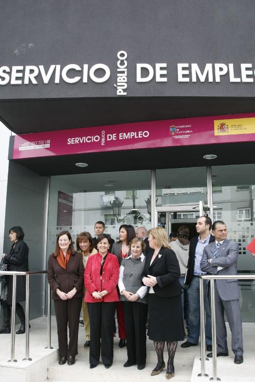 En el centro, la Vicepresidenta regional y la directora general de Empleo, acompañadas de la alcaldesa de Torrelavega y la directora del Servicio Cántabro de Empleo