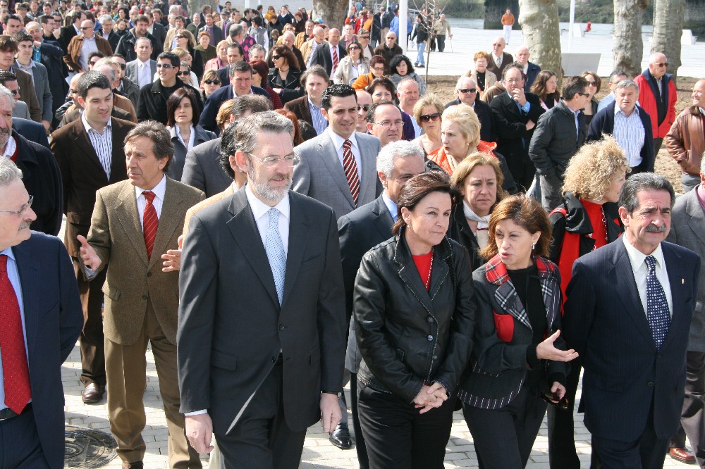 La ministra Elena Espinosa, acompañada del presidente y la vicepresidenta de Cantabria y el delegado del Gobierno
