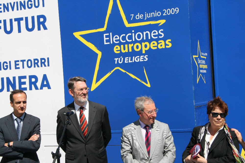En el centro, el delegado del Gobierno y el presidente del Parlamento de Cantabria, acompañados del teniente de alcalde de Santander y la responsable de Sociedad de la Oficina del Parlamento Europeo