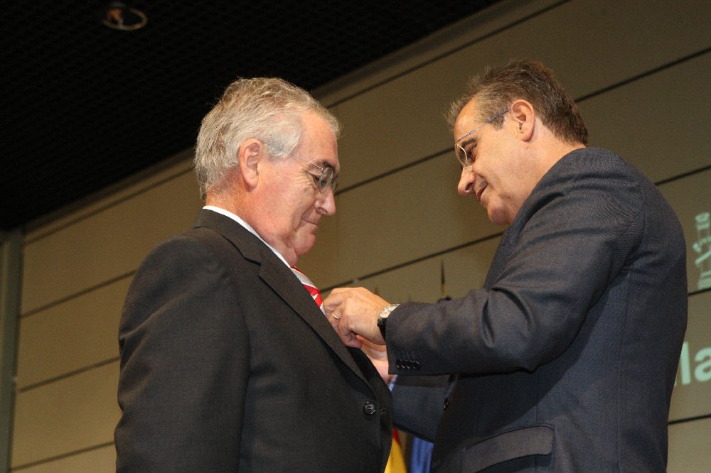 El ministro impone la Medalla al doctor Martino