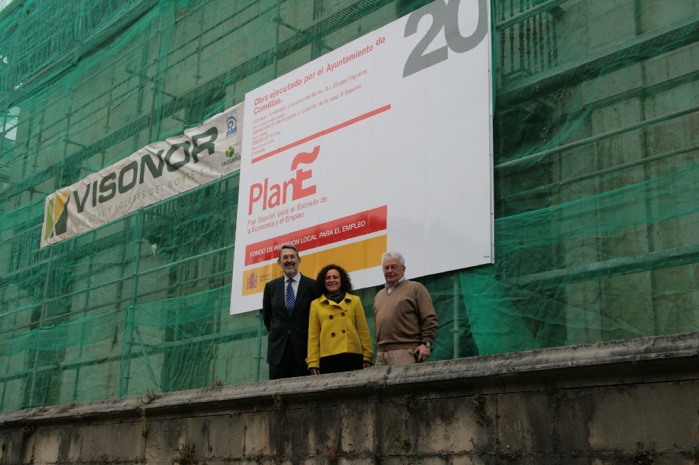 El delegado y la alcaldesa junto a la fachada del edificio de El Espolón