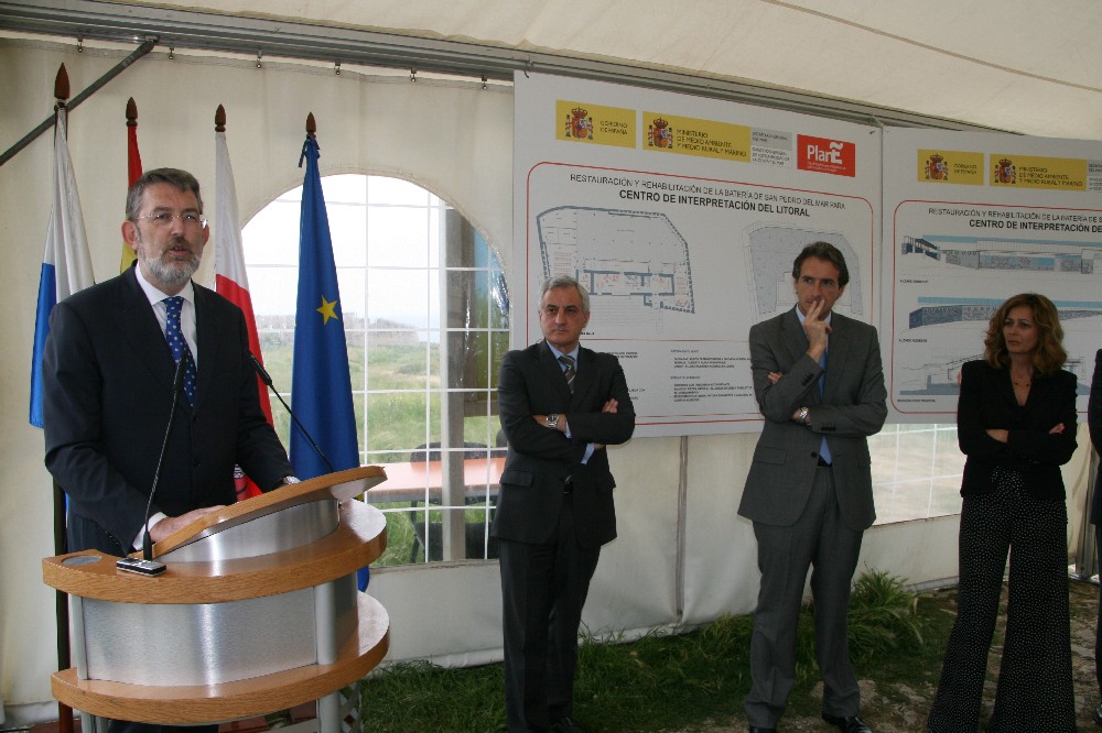 El delegado del Gobierno y a la izquierda el secretario General del mar, el alcalde de Santander y la directoral general de lSostenibilidad de la Costa y el Mar 