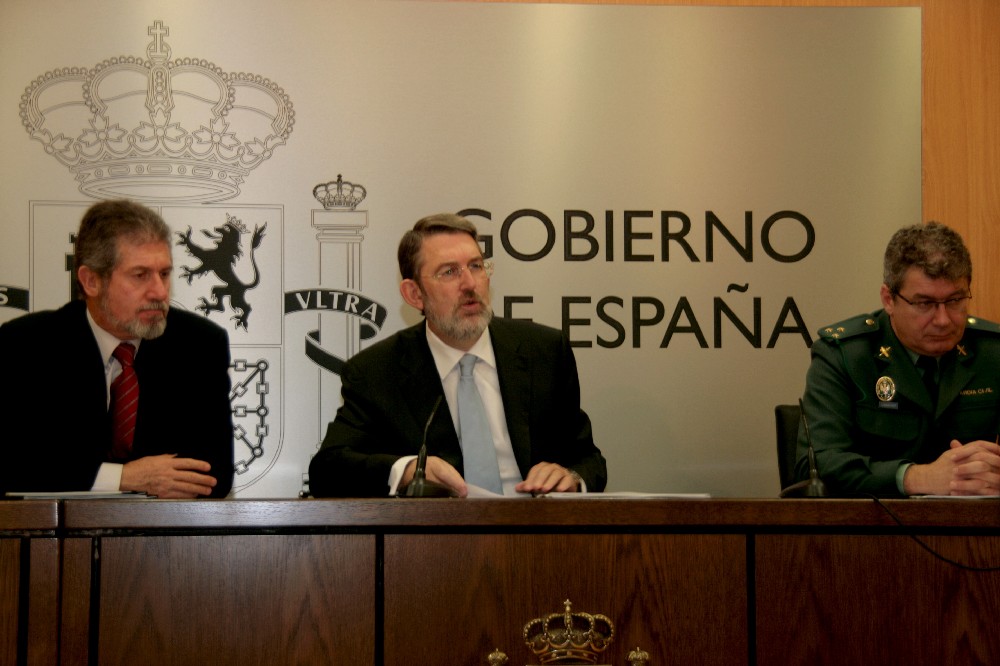 El delegado del Gobierno, acompañado del jefe provincial de Tráfico y el capitán del Subsector de la Guardia Civil en Cantabria