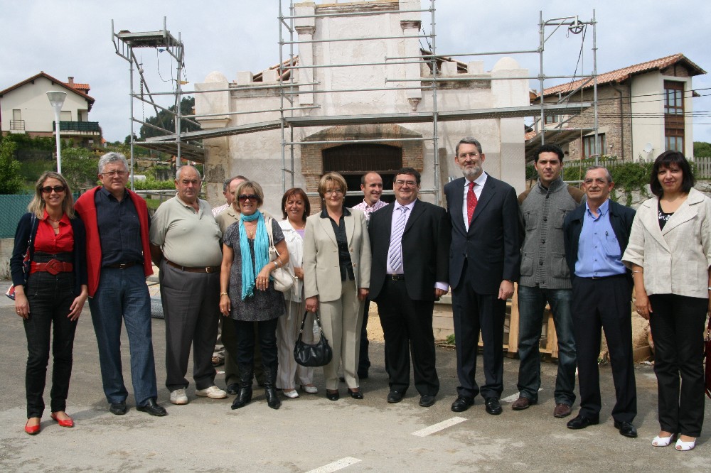 El delegado del Gobierno y el alcalde en el centro, acompañados de concejales y presidentes de juntas vecinales