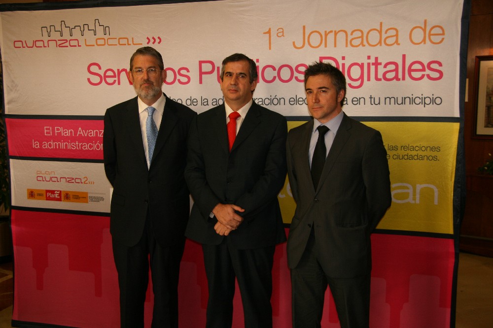 De izquierda a derecha, el delegado del Gobierno, el vocal asesor de la Dirección General para el Desarrollo de la Sociedad de la Información del Ministerio de Industria, Turismo y Comercio y el director de Desarrollo e Innovación Tecnológica de Cantabria