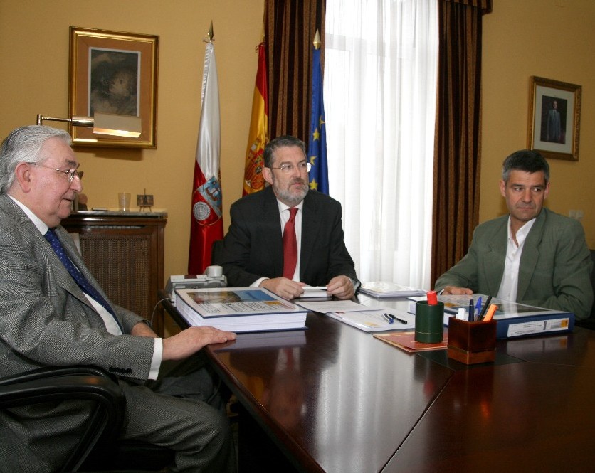 El delegado del Gobierno junto a responsables de la Demarcación de Carreteras de Cantabria