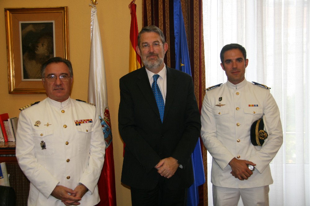 El delegado del Gobierno, junto al comandante Naval, a la izquierda, y el comandandante del patrullero 'Marola'