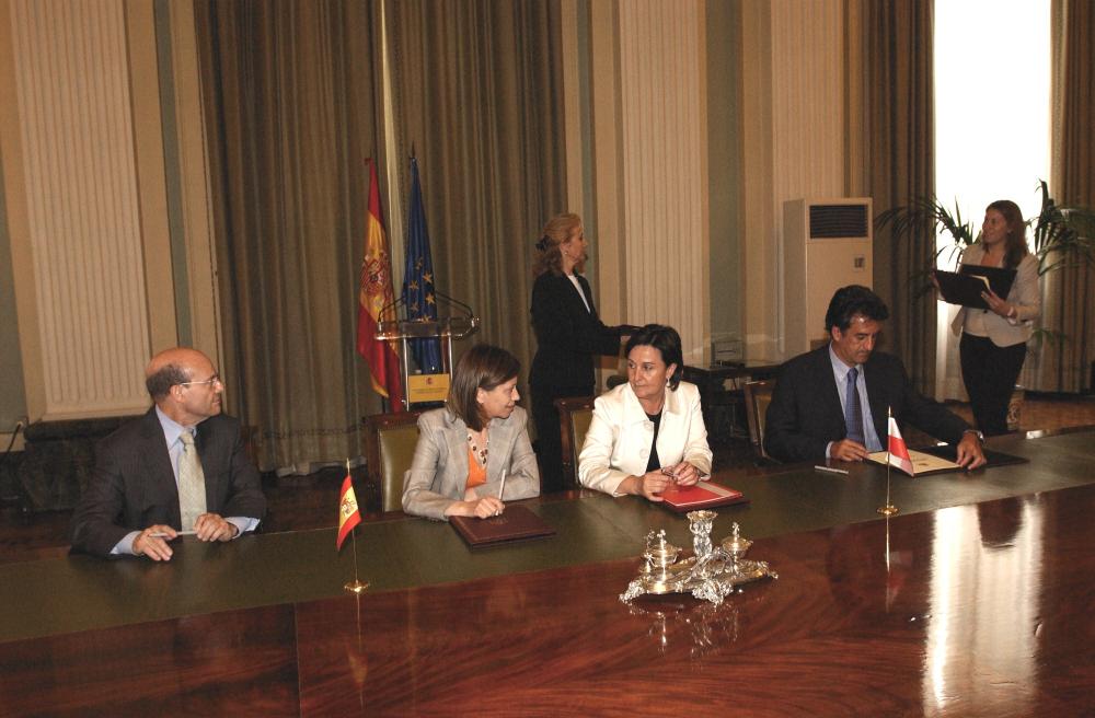 En el centro, la ministra del MARM y la vicepresidenta del Gobierno de Cantabria antes de la firma del convenio