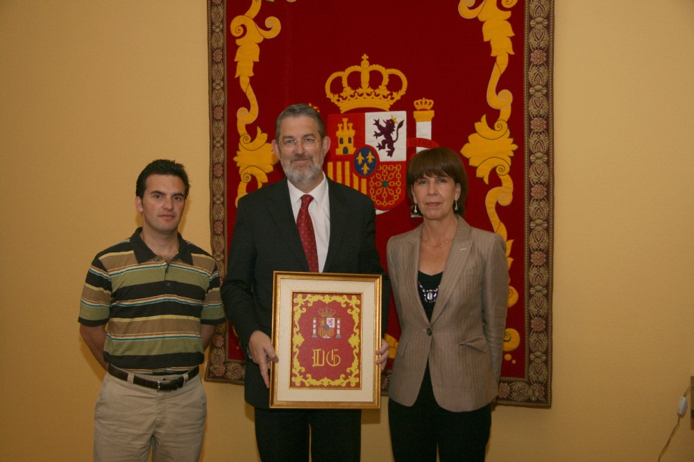 El delegado del Gobierno, acompañado de la alcaldesa de Molledo y el presidente de la Asociación Cultural La Vijanera
