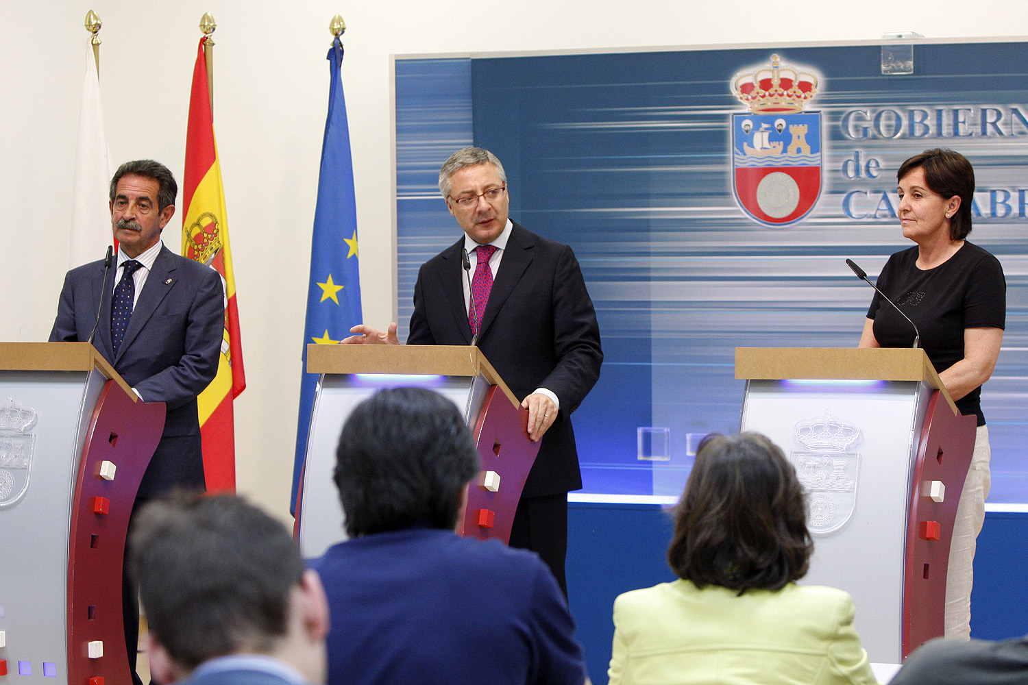 El ministro de Fomento acompañado del presidenta y la vicepresidenta del Gobierno de Cantabria