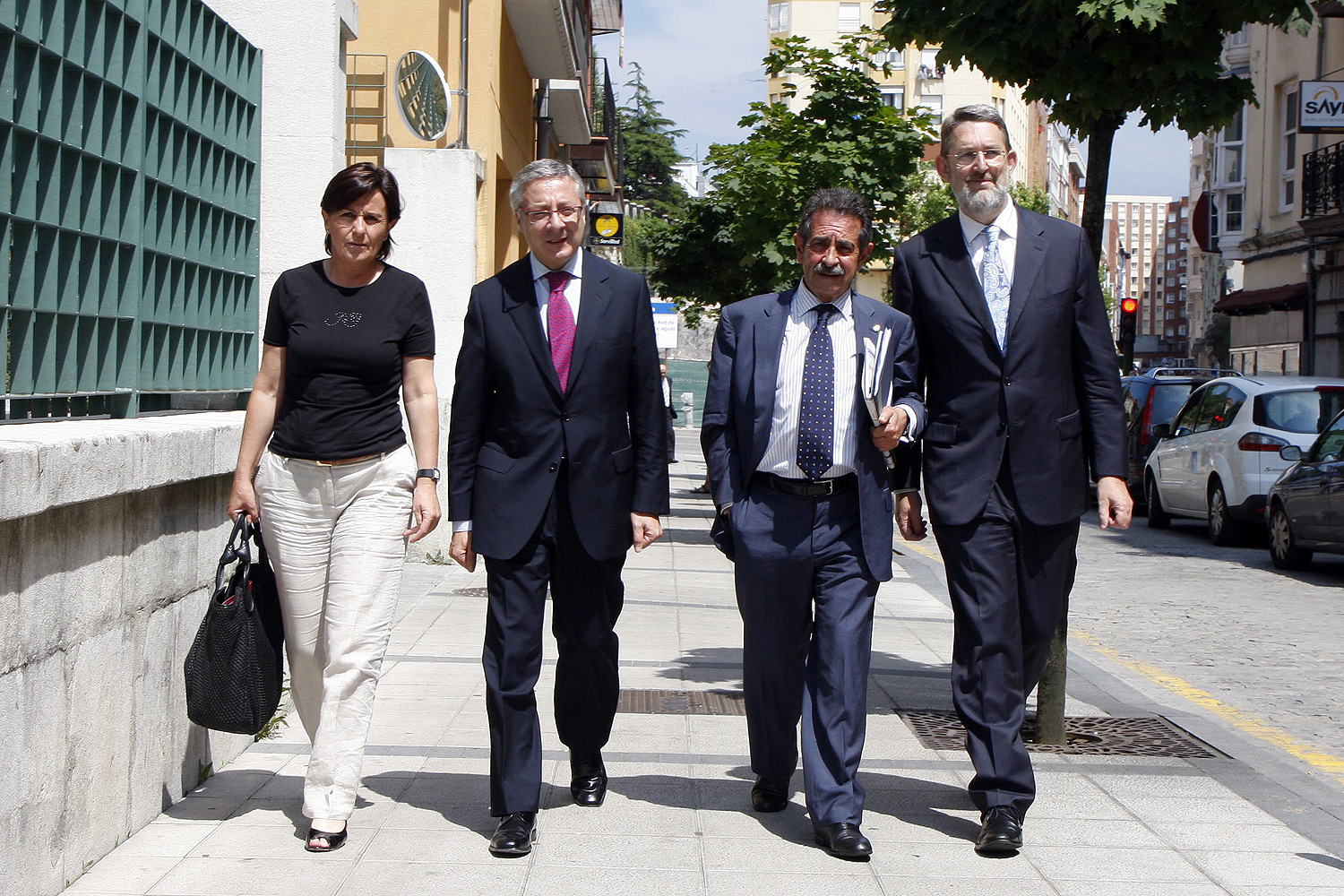 El ministro de fomento yt el presidente de Cantabria, en el centro, acompañados de la vicepresidenta regional y el delegado del Gobierno