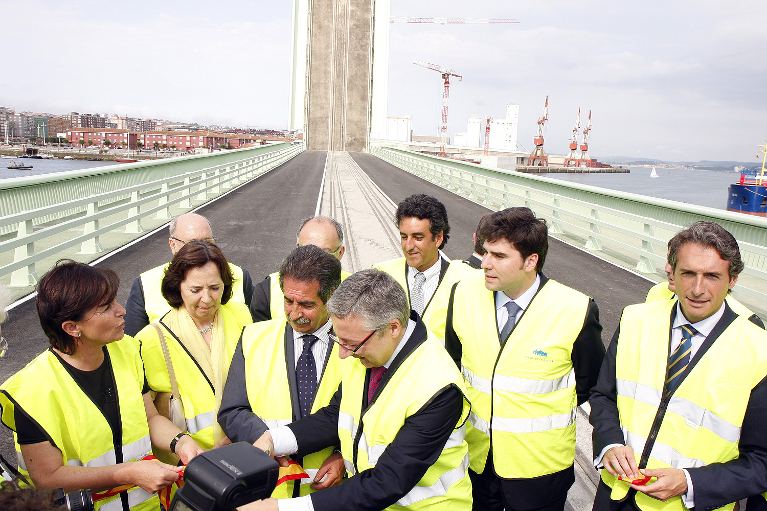El ministro y el resto de autoridades sobre el nuevo Puente de Raos