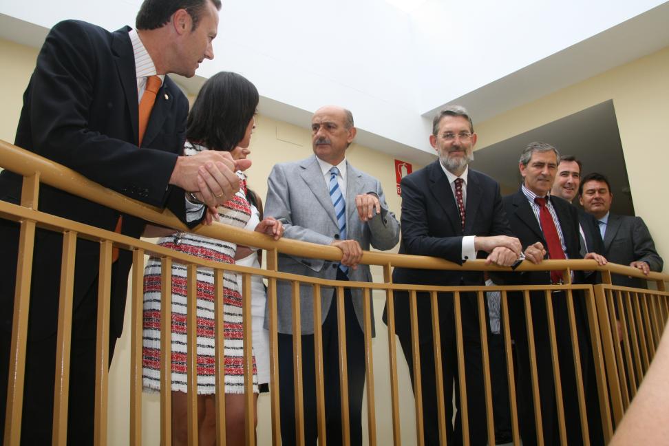 El delegado del gobierno, el resto de autoridades y representantes de la promotora en uno de los edificios de viviendas sociales