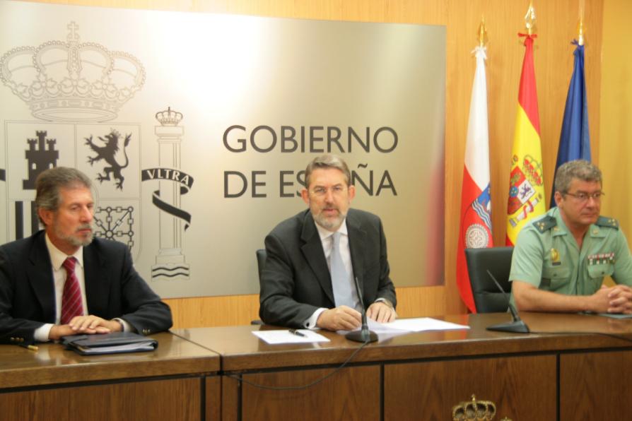 El delegado del Gobierno con el jefe provincial de Tráfico y el capitán jefe de la Guardia Civil de Tráfico de Cantabria