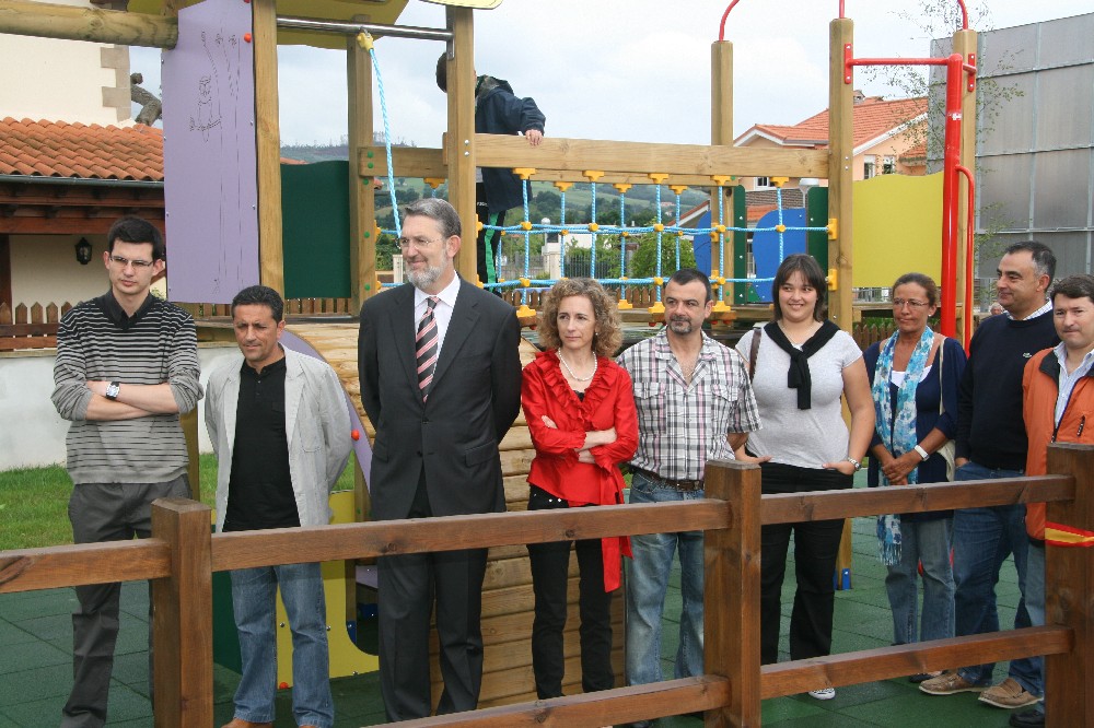El delegado del gobierno, la alcaldesa y otros miembros de la corporación en el parque inaugurado