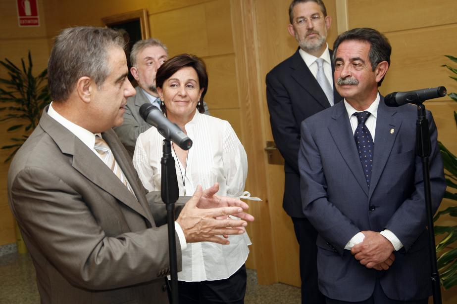 El ministro se dirige al presidente de Cantabria y detrás la vicepresidenta regional y el delegado del Gobierno