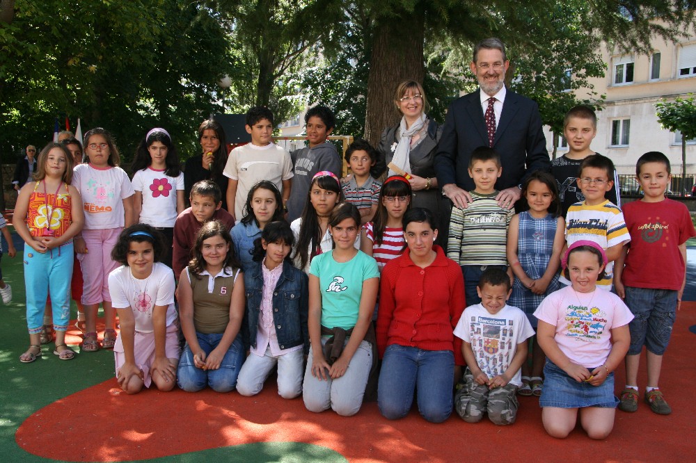 El delegado del Gobierno y la alcaldesa junto con un grupo de niños en el parque inaugurado
