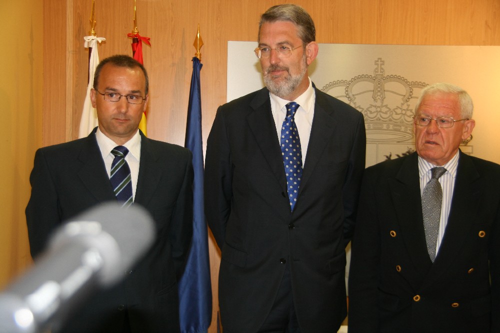 El delegado del Gobierno, acompañado del capitán marítimo, a la derecha, y el jefe del Centro de Coordinación de Salvamento